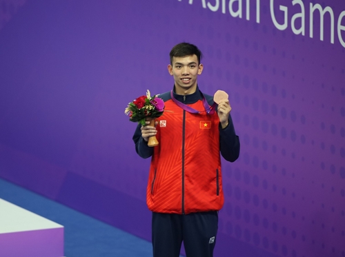 Kình ngư Nguyễn Huy Hoàng giành thêm huy chương cho thể thao Việt Nam
